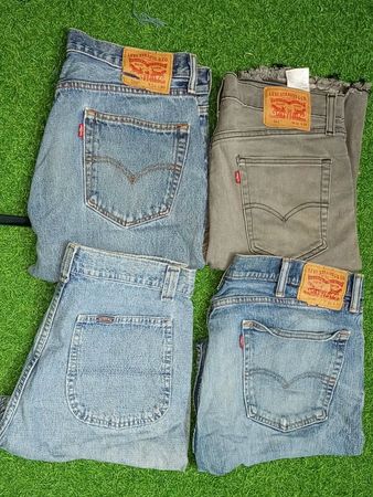 LEVI’S , LEE SHORTS (D 137)