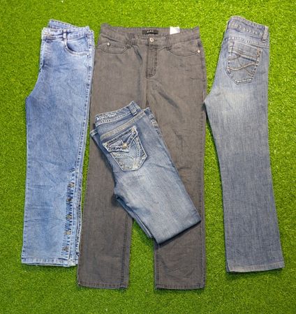 6326 ! Jeans dritti e a campana senza marca
