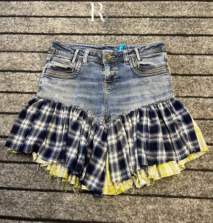 Shorts in denim a balze Y2K riciclati