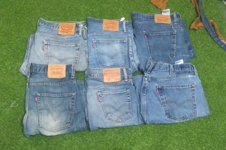 LEVI’S SHORTS (D 111)