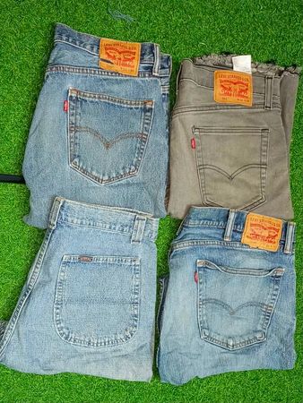LEVI’S , LEE SHORTS (D 137)