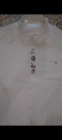 「男性のシャツ」