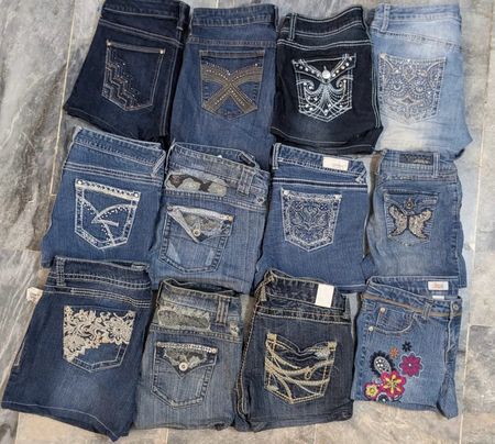MAURICES AND OTHER MIX BRANDS MINI SHORTS (C 199)