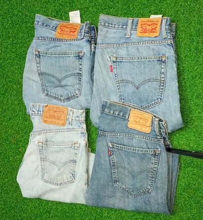 LEVI'S , LEE SHORTS (D 143)