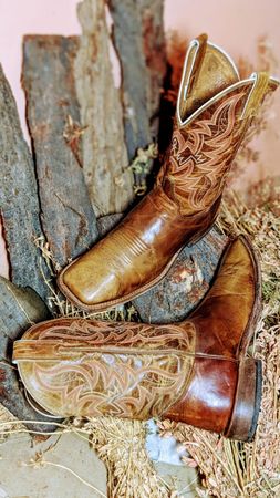 MAV# Bundle 18 Famous Mixed Brands vintage cowboy boots.