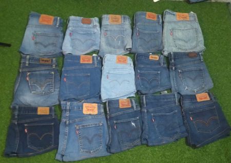 LEVI’S MINI SHORTS (C 185)