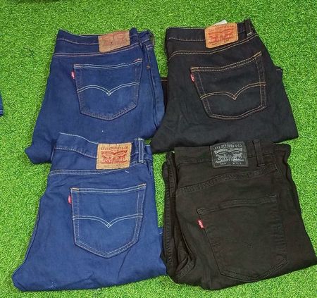 LEVI’S  SHORTS (D 175)