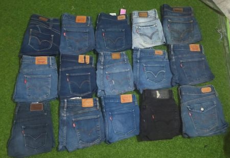 LEVI’S MINI SHORTS (C 186)
