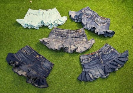 8025 - Joue avec moi, True Religion et Rock Revival Jupes en denim mini upcyclées