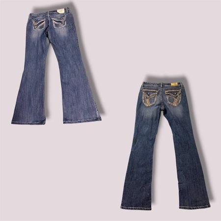 Bootcut-Jeans mit ausgestelltem Bein und Rückennstickerei