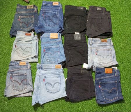 LEVI’S MINI SHORTS (Z 009)