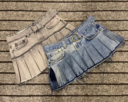 Mini jupe plissée en denim recyclé avec ceinture