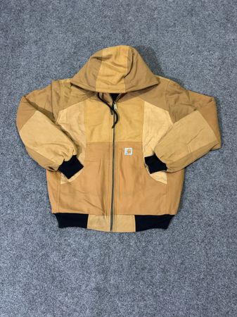 アップサイクルされたカーハートフーディ