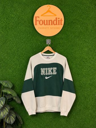 アップサイクルされたNikeスウェットシャツ