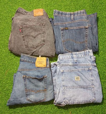 LEVI’S , LEE SHORTS  (D 235)