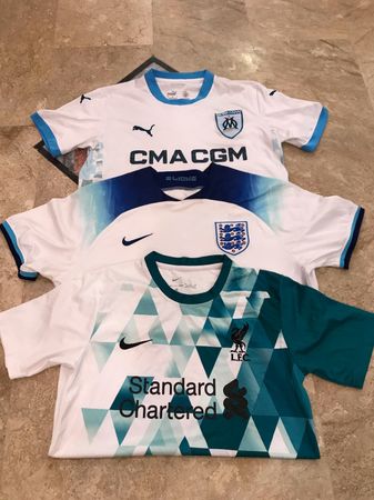 T-shirts de football