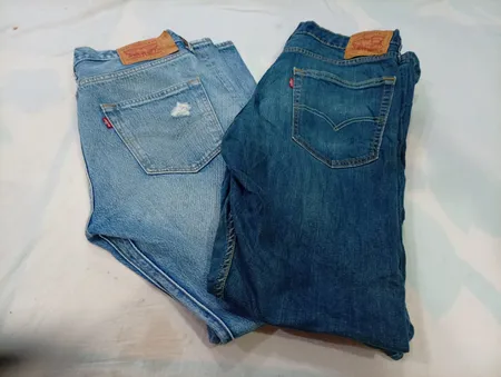 CR2207 VINTAGE LEVI’S JEANS