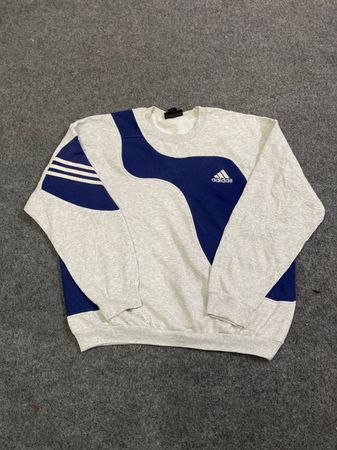 アップサイクルされたAdidasスウェットシャツ