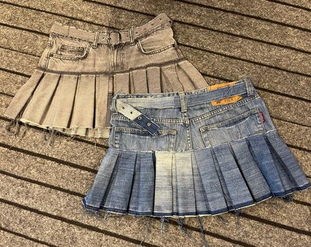 Mini-jupe plissée en denim recyclé avec ceinture