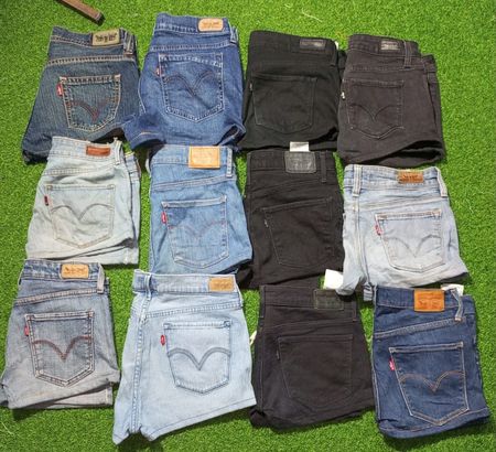 LEVI’S MINI SHORTS (Z 009)