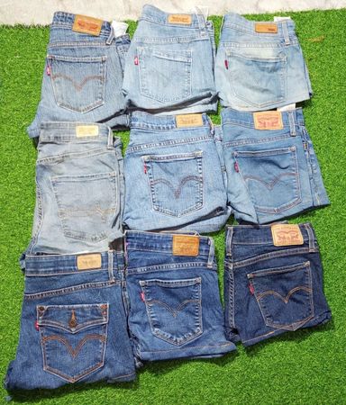 LEVI’S MINI SHORTS (Z 012)