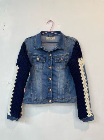 Giacca di denim riciclata con maniche all'uncinetto