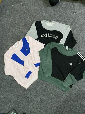 アップサイクルされたAdidasスウェットシャツ