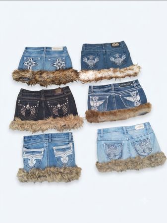 Jupe en denim vintage Y2K avec poches en strass et ourlet en fausse fourrure.
