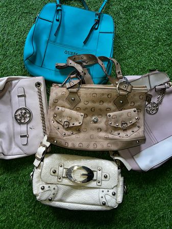 Sacs Guess et style différent BN 01