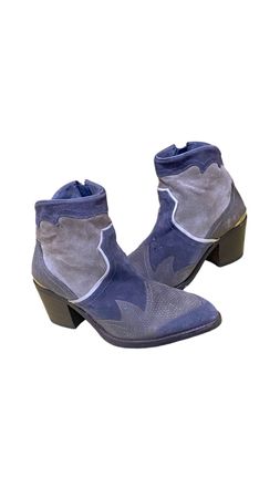 WOMEN’S EMBROIDERY SNIP TOE ANKLE COWBOY BOOT