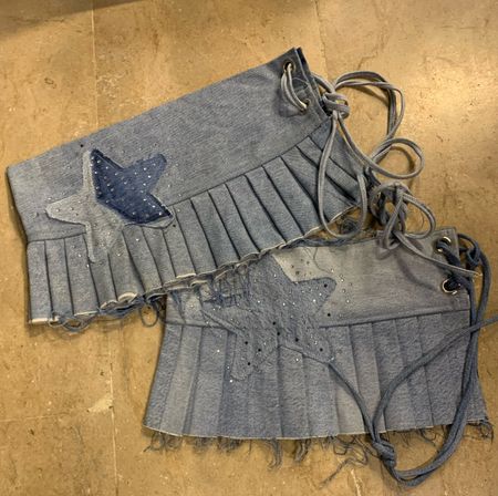 Jupe micro mini en denim revalorisé embellie