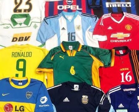 T-shirts authentiques de football