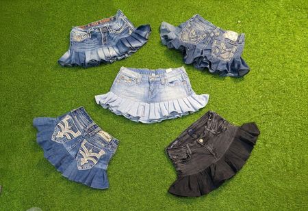 8069 - Miss me, True Religion e Rock Revival Mini Saias de Denim Recicladas.