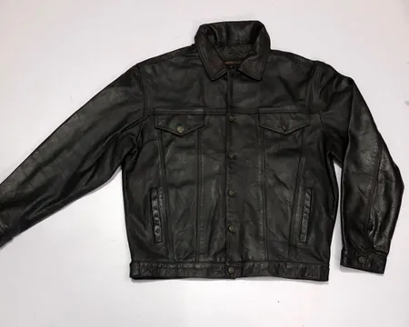 Veste en cuir vintage style vol et jeans vid 121
