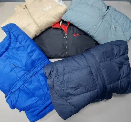 Jaquetas Puffer (The North Face, Adidas, Nike, Tommy Hilfiger, Napapijri, Columbia, Fila, Umbro, Tom Tailor) – Grau A/B – 20 Pcs | 09-342
