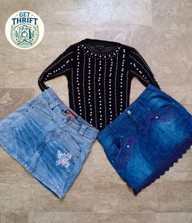 T-shirts et jupes mini embellis