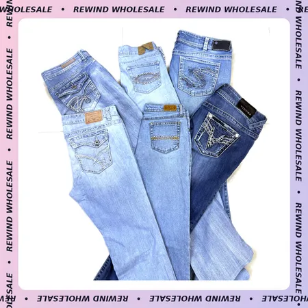 Jeans ricamati a gamba bootcut e svasata Y2K