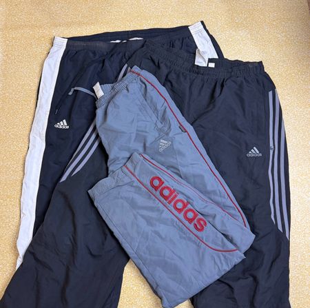 9 Vintage Adidas jogger pants with iconic sporty design and everyday comfort. Ideal for Y2K fashion, streetwear collections, and wholesale vintage clothing businesses.