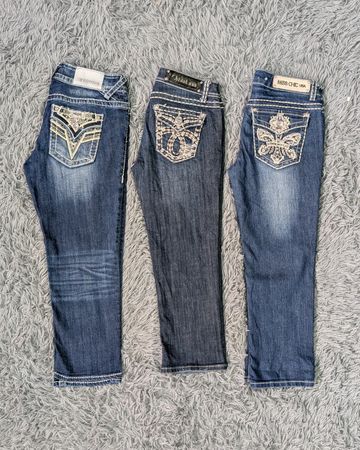 ***Y2K Embellished Capri Jeans