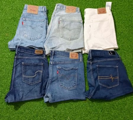 LEVI’S MINI SHORTS (C 394)