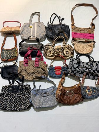 COACH AND GUESS BAG 26 PCS