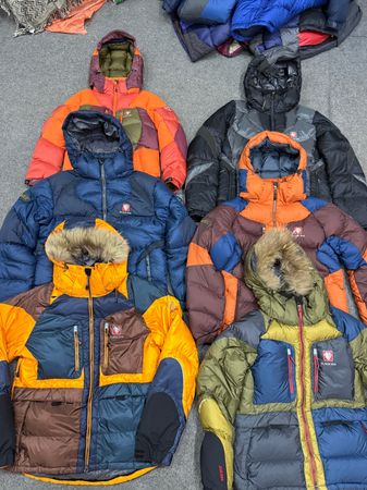 Black yak puffer jackets 16 pcs