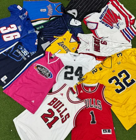 Ensemble de maillots vintage NBA et NFL — Collection d'équipes mixtes, maillots rétro Adidas et Reebok