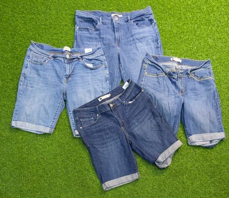 7989 : Levi's short.