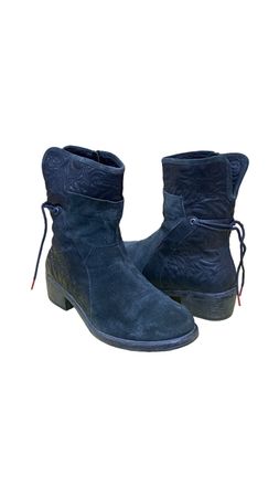 WOMEN’S EMBROIDERY SNIP TOE ANKLE COWBOY BOOT
