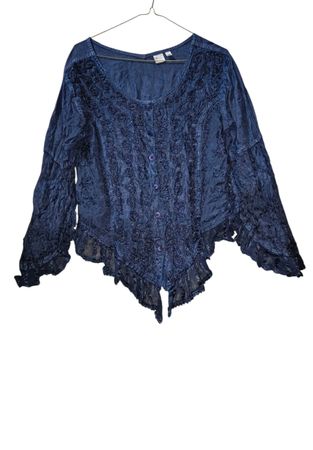 Th112 - pretty
blouses/tops -10p -28/8/26