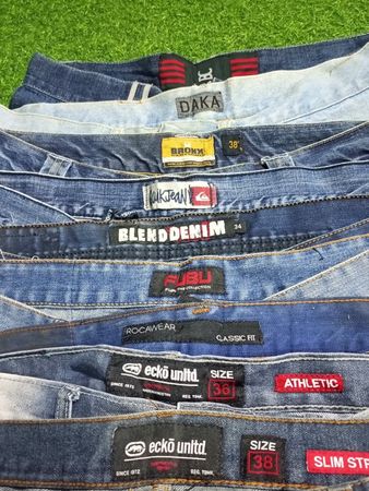 ECKO UNTLD UND ANDERE MIX-MARKEN-JEANS (A 237)