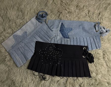 Jupe micro mini en denim upcyclé ornée